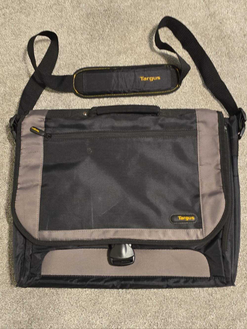 Targus CityGear 17.3" Laptop Messenger Bag TCG200 Black Gray Case W/ Strap Used